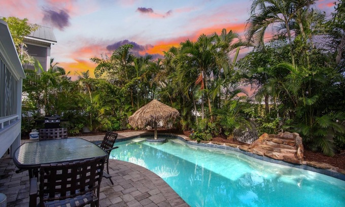 Holmes Beach Condo | Anna Maria Island Retreat with Private Pool! 2 minutes from the Beach!