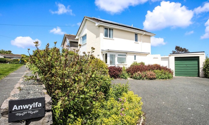 Moelfre House | ANWYLFA, pet friendly, country holiday cottage in Moelfre