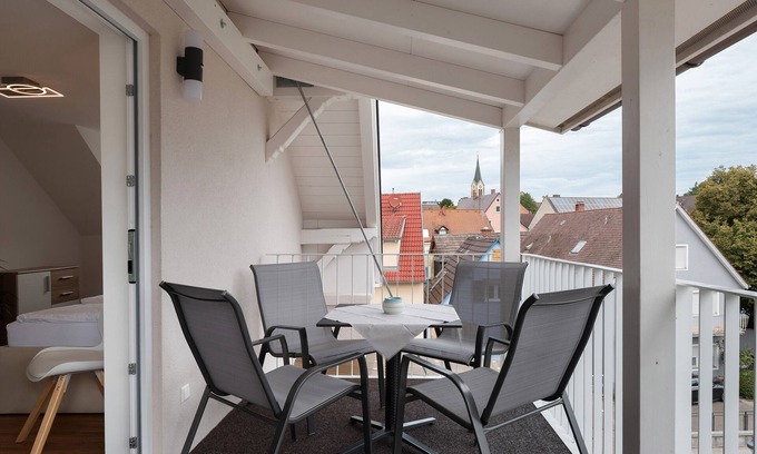 Muellheim Apartment | Apartment 'Mit 75qm' with Balcony and Wi-Fi