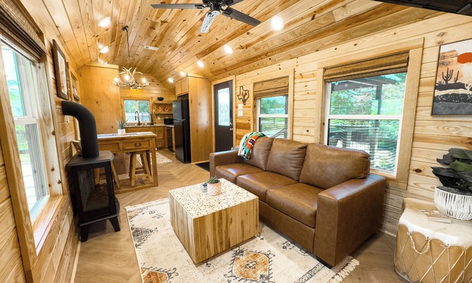 Somerville Cabin | Apache Log Cabin - Walk to Lake, Pet Friendly
