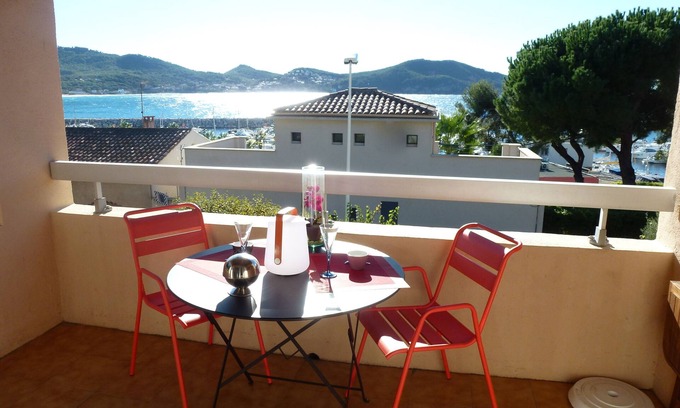 Saint-Cyr-sur-Mer Apartment | APART. F2- BEAUTIFUL SEA VIEW - Terrace - Wifi - Beaches on foot - All shops.