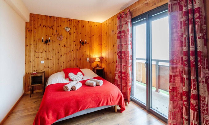 La Toussuire Apartment | Apartment 'Sabot De Vénus' with Mountain View, Shared Garden and Wi-Fi