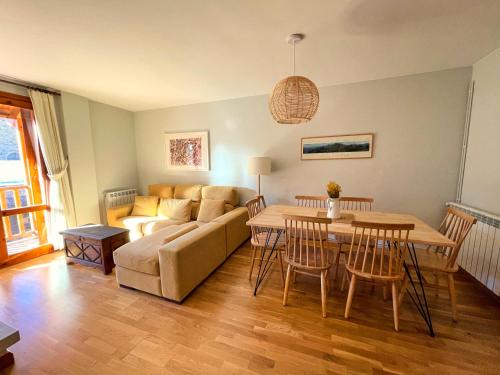 Benasque Apartment | Apartamento en el centro de Benasque con piscina