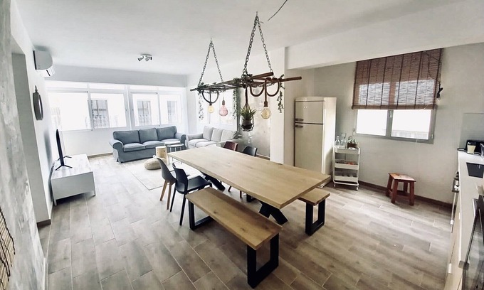 Fuengirola City Centre Apartment | Apartamento superior en la Plaza Los Chinorros!
