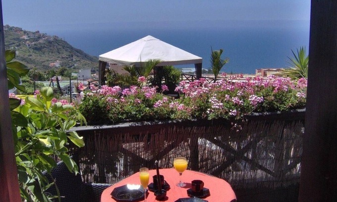 El Guincho Apartment | Apartamentos Monasterio de San Antonio - Modernes Apartment mit Balkon und Meerblick