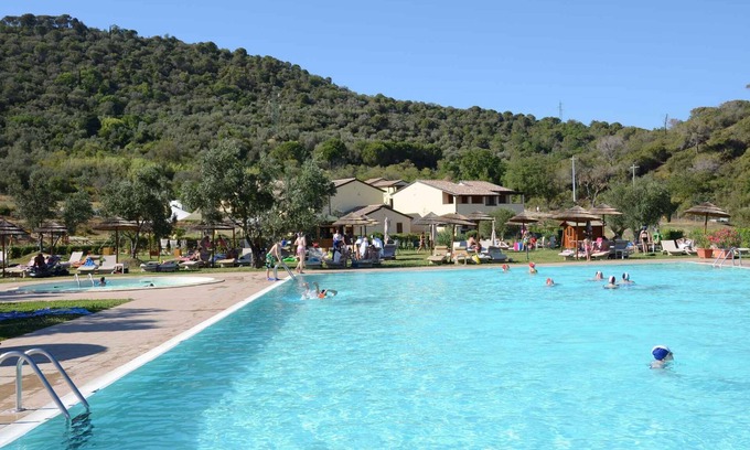 Campiglia Marittima Condo | Apartement mit Klimaanlage und Außenpool