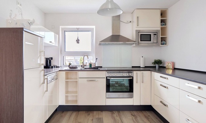 Bahlingen Apartment | Apartment 'Ferienwohnung Schmidt' with Wi-Fi