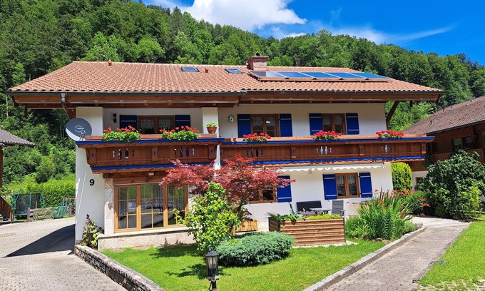 Ramsau bei Berchtesgaden Apartment | Apartment Sedlmeir directly at the foot of the Watzmann.