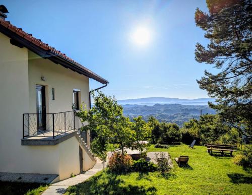 Brezice House | Apartma Hiša na Ravnah with hot tub