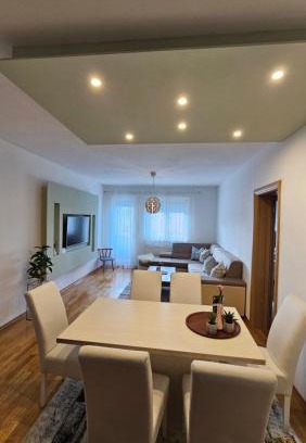 Canton 10 Apartment | Apartman Pati