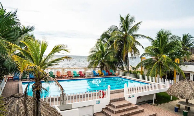 Tolu Apartment | Apartment in private condominium with swimming pool and ocean access