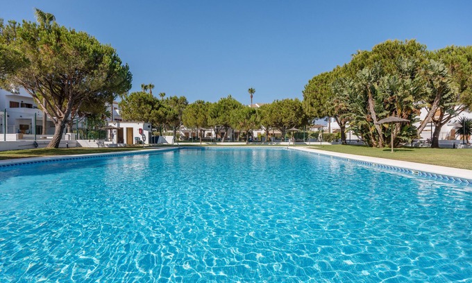 Los Gallos-Cerromolino Apartment | Apartment 'Viento Del Mar' with Shared Pool, Private Terrace and Air Conditioning.