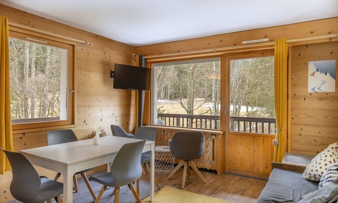 Les Contamines-Montjoie Apartment | Apartment "5 à 6 Personnes" with Mountain View and Shared Pool