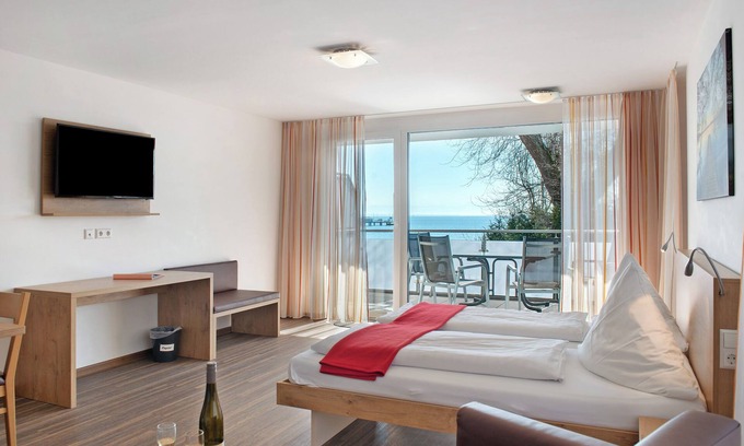 Immenstaad am Bodensee Apartment | Apartment 'Typ A2 2 Obergeschoss Nummer 13' with Shared Terrace, Shared Garden and Wi-Fi