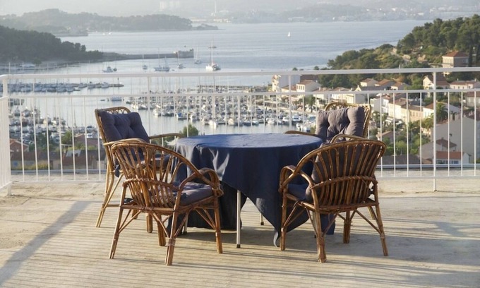 Saint-Mandrier-sur-Mer Apartment | Apartment with large panoramic terrace, pool and tennis in the residential complex