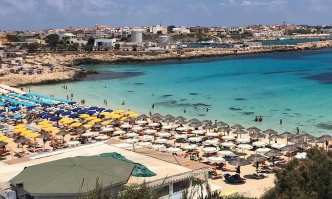Lampedusa Apartment | Apartment 11 is very bright with a sea view
