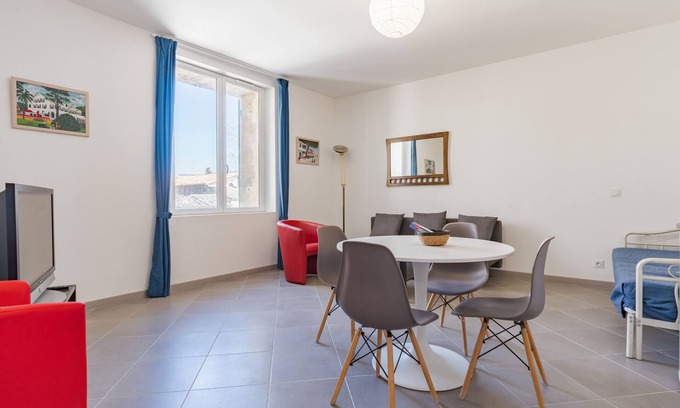 Charleval Apartment | Apartment "2 - F2 Centre Village" with Mountain View