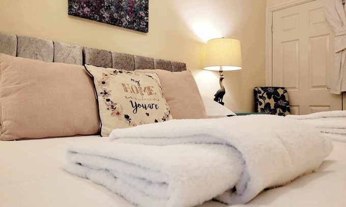 Darlington Apartment | APARTMENT 2 - Uniquely sytled 2 bedroom 1st floor