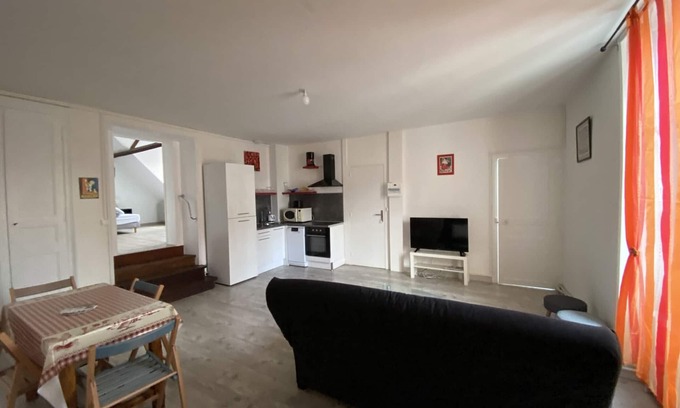 La Roche-Posay Apartment | Apartment 200m from Saint Roch Spa with Free Parking and WiFi