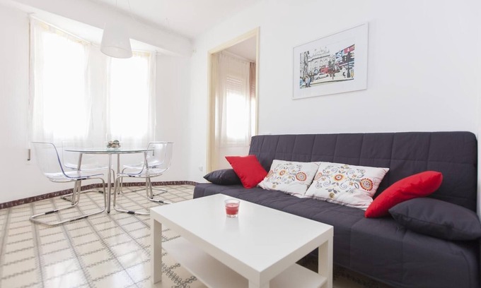 El Poble-sec Apartment | Apartment '3 Bedroom Next To Plaza' with Wi-Fi and Air Conditioning