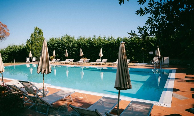San Donato in Fronzano Apartment | Apartment '40 B Fattoria Degli Usignoli' with Shared Pool, Wi-Fi and Air Conditioning