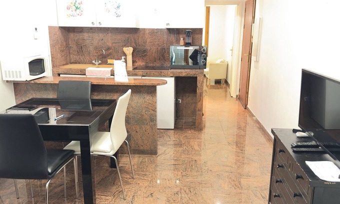 Drancy Apartment | Apartment '4 Personnes Drancy' with Shared Garden and Wi-Fi