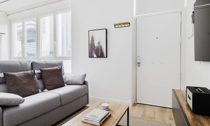 Cotos Apartment | Apartment 6 - Bright in Castellana - 4 Towers