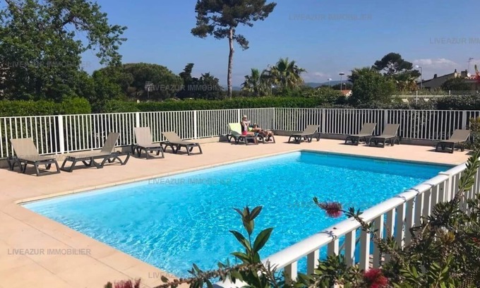 Le Brusc Apartment | Apartment all comfort air conditioning terrace garden swimming pool beach and harbour at walking.