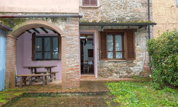 Massa Marittima Apartment | Apartment 'Andrea' with Shared Pool and Shared Garden