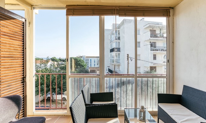 L'Escala Apartment | Apartment 'Apartamento En L'escala' with Sea View, Wi-Fi and Air Conditioning