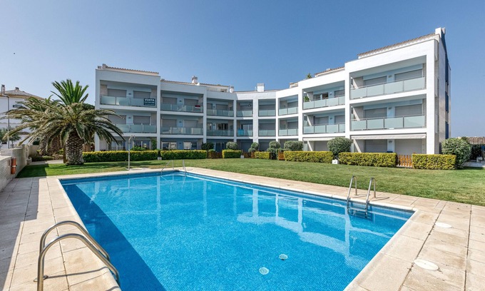 L'Escala Apartment | Apartment 'Apartamento Moll Con Piscina' with Mountain View, Shared Pool and Air Conditioning