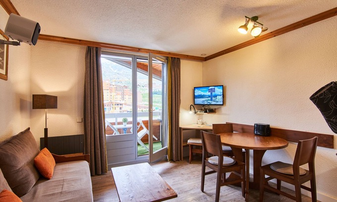Bergers Apartment | Apartment 'Appartement Alpe D' Huez' with Mountain View, Balcony and Wi-Fi