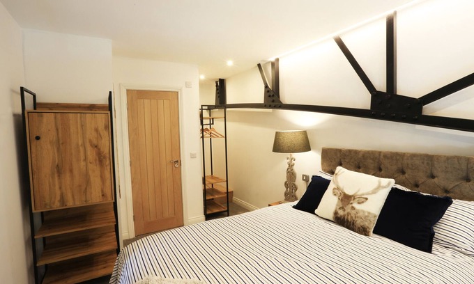 Kirkheaton Apartment | Apartment at Hotl Aparts at Deal House