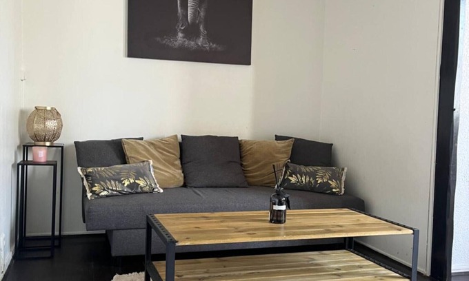 Bezons Apartment | Apartment 'Au Pied Du T2 La Défense' with Wi-Fi