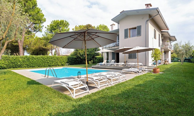 San Benedetto di Lugana Apartment | Apartment 'Baseventuno 5 Honey Moon' with Shared Pool, Wi-Fi and Air Conditioning