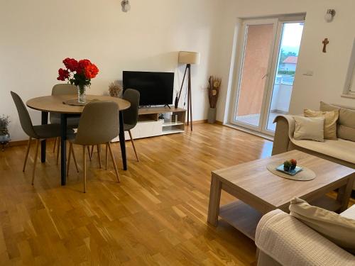 Canton 10 Apartment | Apartment Boky