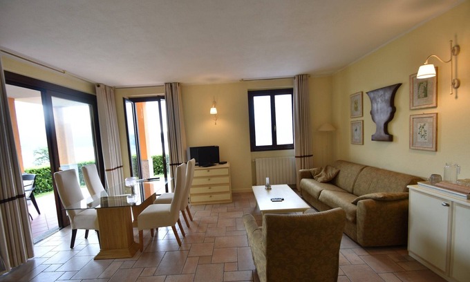 Oggebbio Apartment | Apartment by Lake Maggiore with Pool
