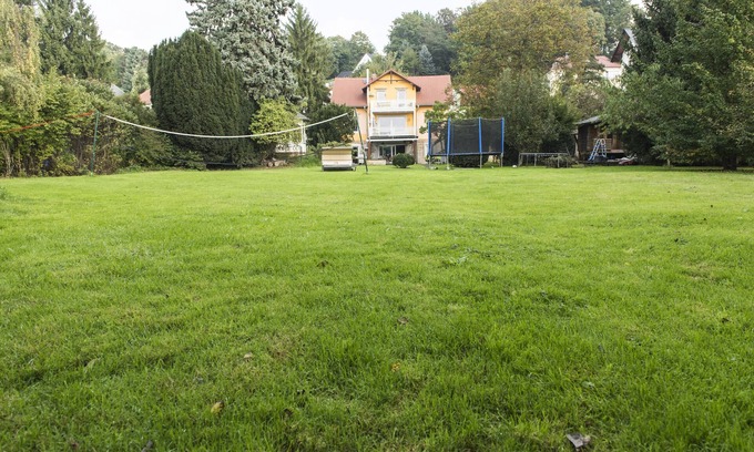 Wachwitz Apartment | Apartment Casa Casimir with Elbe view balcony & large garden (for soccer/volleyball)
