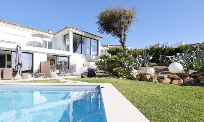 San Roque Apartment | Apartment "Casa Domino 1" with Terrace, shared Pool & Wi-Fi