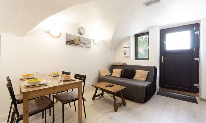 La Perriere Apartment | Apartment 'Charmant 3 Etoiles' with Mountain View, Private Terrace and Wi-Fi