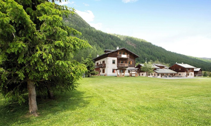 Livigno Apartment | Apartment Cirmolo Chalet Cambra with Mountain View, Wi-Fi, Terrace & Garden