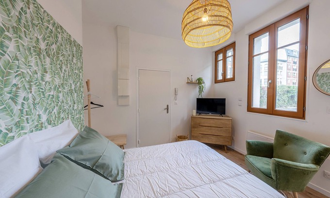 Saint-Quentin Apartment | Apartment-City-Ensuite with Shower-No view