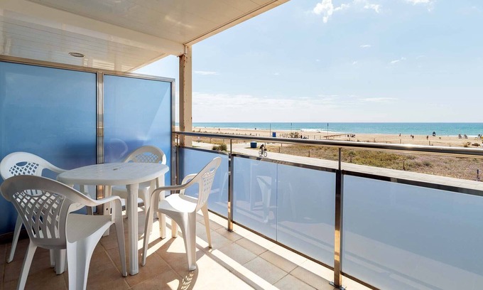Castelldefels Apartment | Apartment 'Denis Playa 107' near the beach with sea view, Wi-Fi, balcony and terrace.