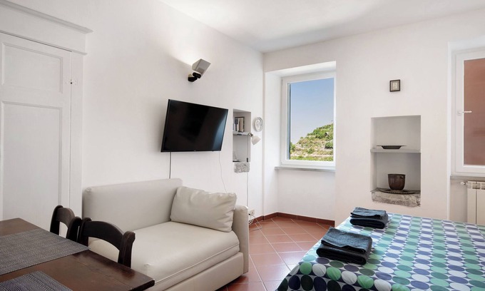Manarola Apartment | Apartment 'Dolphin' with Sea View and Wi-Fi