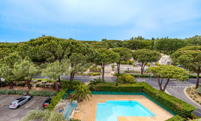 La Grande-Motte Apartment | Apartment 'Du Golf' with Mountain View, Wi-Fi and Air Conditioning