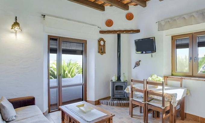Barbate Apartment | Apartment 'El Manzano' with Shared Pool, Wi-Fi and Air Conditioning