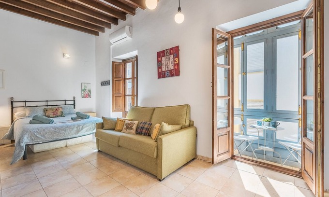 Albaicin Apartment | Apartment 'Elvira Apartamento Centro Albaicín' with Balcony, Wi-Fi and Air Conditioning