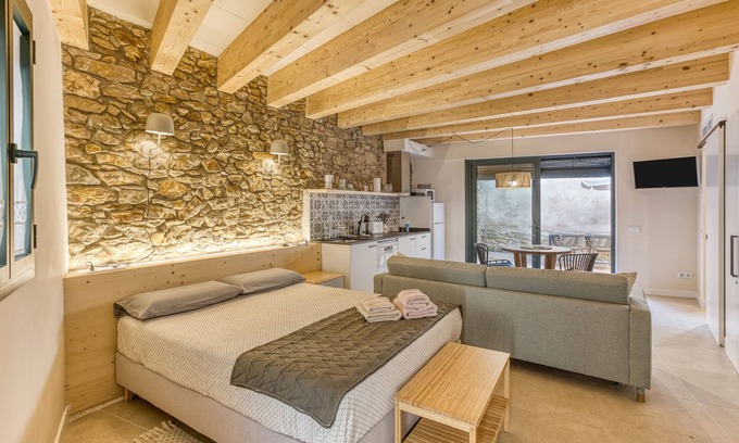 Peratallada Apartment | Apartment 'Empordà Peratallada' with Wi-Fi and Air Conditioning
