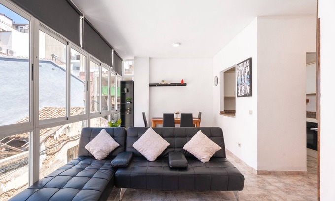 Castello de la Plana Apartment | Apartment 'Caperó' with Wi-Fi and Air Conditioning