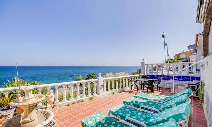 El Faro Apartment | Apartment with Sea View, Wi-Fi and Air Conditioning
